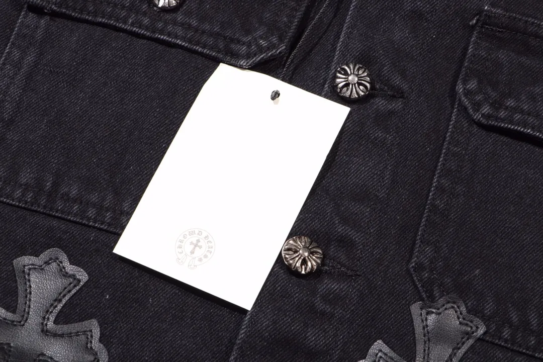 P270 model number: H349 Chrome Hearts leather cross patchwork embroidered shirt jacket! OS version can be worn by both men and women! The fabric is made of twill gauze cotton fabric! The texture is clear and smooth, not easy to wrinkle or fade! The embroidery process is complex and repetitive. There are more than 20 leather labels. It takes 6 repeated embroideries to complete the back body. ✅The requirements for the embroidery machine are very strict, and the distance is 45 cm! It won’t work if the spacing is too big, and it won’t work if it’s too small! We make clothes with care, and every detail must be restored one to one! The hardware is all carved and cast, and they are all genuine from the original factory! This piece of clothing consumes a lot of material, with more than 3 meters of material used for one piece of clothing! After the garment is made, it needs to be fixed at high temperature, washed at a water temperature of more than 70 degrees, and softened by adding softener to make the upper body softer and smoother! There is a flap on the sleeve that can be stored into short sleeves! Make it fit that understanding ⚠️ Color: Black Size: S-XL